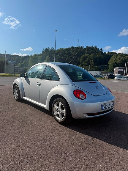 Volkswagen New Beetle 3 of 11