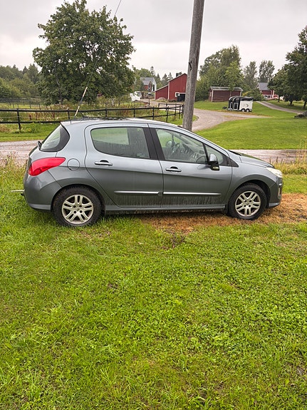 Peugeot 308 2 of 3