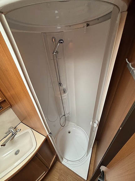 Kabe Travel Master 750T Låga långbäddar - AC - Alde - Separat dusch - Dragkrok 17 of 21