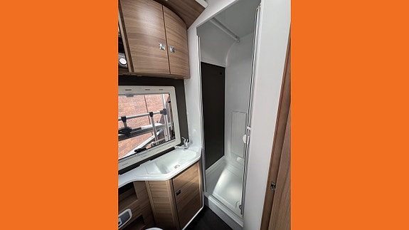 Adria Matrix M 670 SLT, Aut, Alde, AC, Ugn, låga bäddar Scan 10 of 10