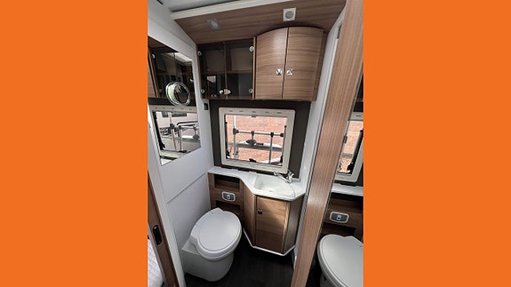 Adria Matrix M 670 SLT, Aut, Alde, AC, Ugn, låga bäddar Scan 8 of 10