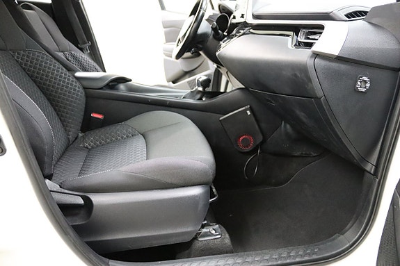 Toyota C-HR 12 of 19