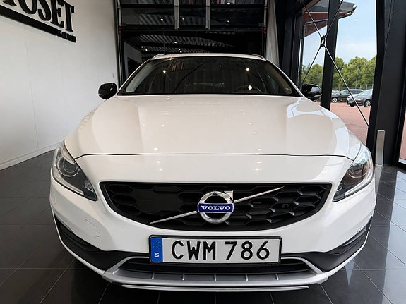 Volvo V60 Cross Country 2 of 8