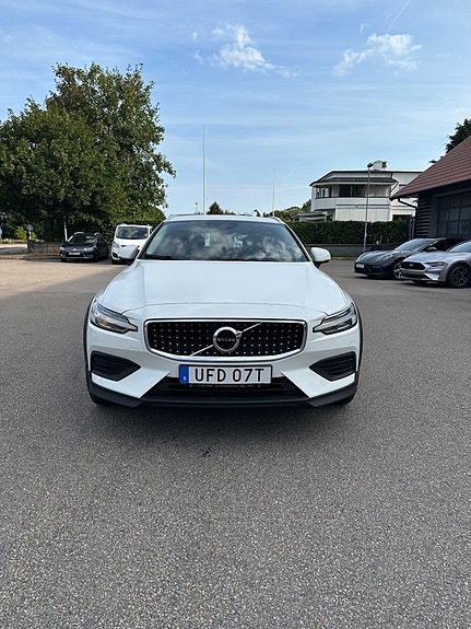 Volvo V60 Cross Country 2 of 10
