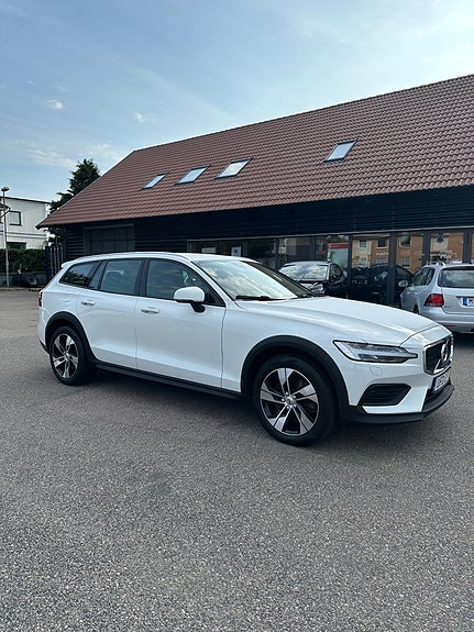 Volvo V60 Cross Country 3 of 10