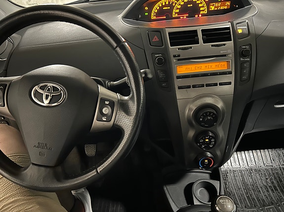 Toyota Yaris 2 of 10