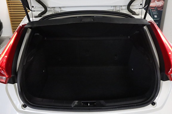 Volvo V40 15 of 18