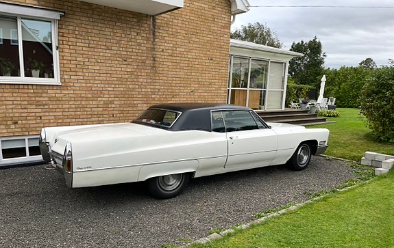 Cadillac Coupé DeVille 2 of 9