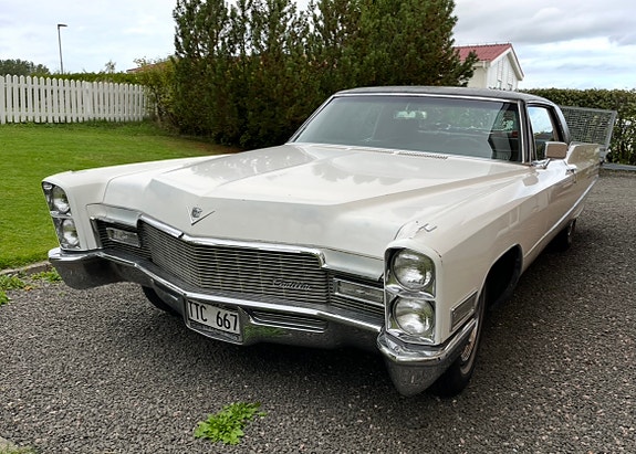 Cadillac Coupé DeVille 4 of 9
