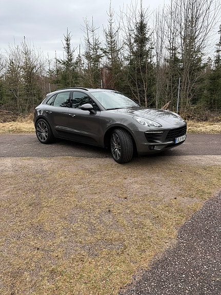 Porsche Macan S 2 of 8