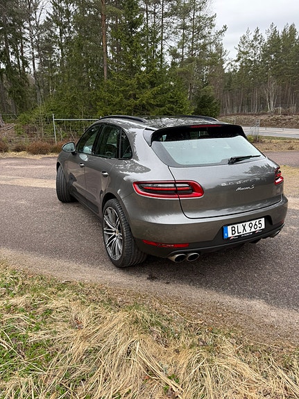 Porsche Macan S 4 of 8