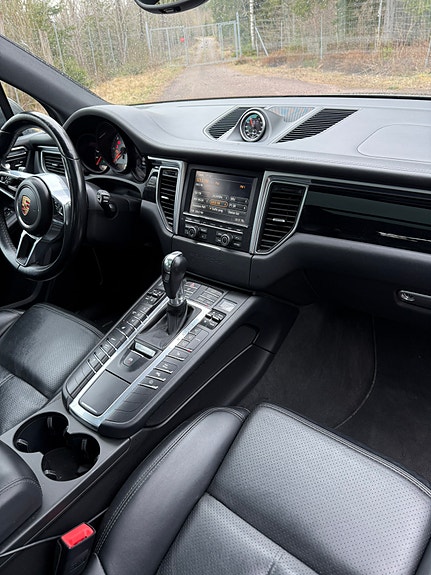 Porsche Macan S 6 of 8