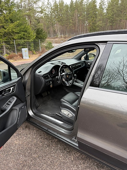 Porsche Macan S 5 of 8