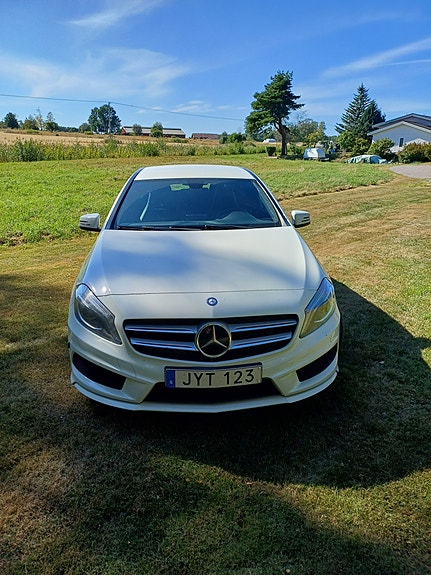 Mercedes-Benz A180 2 of 5