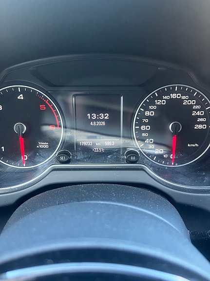 Audi Q5 2 of 14