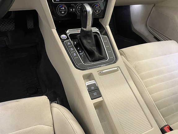 Volkswagen Passat 13 of 19