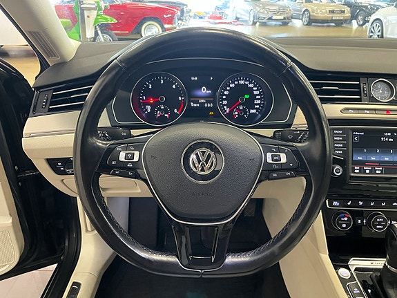 Volkswagen Passat 10 of 19