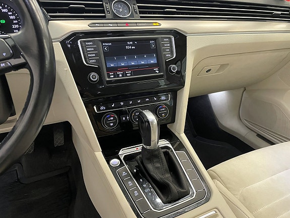 Volkswagen Passat 12 of 19