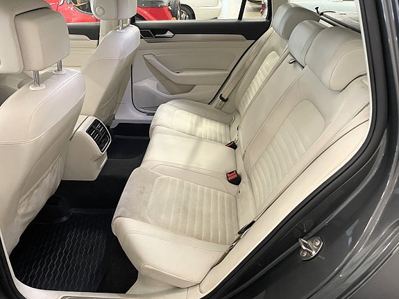 Volkswagen Passat 16 of 19