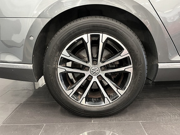 Volkswagen Passat 17 of 19
