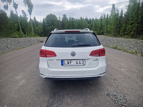 Volkswagen Passat 2 of 9