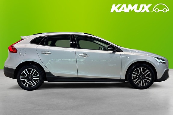 Volvo V40 Cross Country 2 of 22