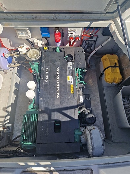SARGO 28 Explorer - 2015 Volvo Penta D6-370/DP-H 6 of 12