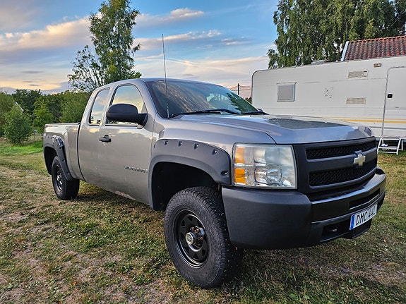 Chevrolet Silverado 1500 2 of 8