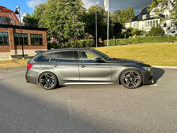 BMW 330i 2 of 6