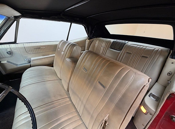 Pontiac Bonneville 6 of 8