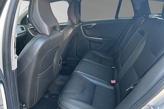Volvo V60 Cross Country 8 of 22