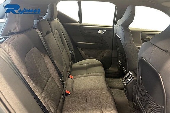 Volvo EX40 17 of 23