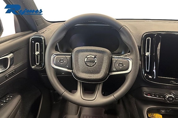 Volvo EX40 9 of 23