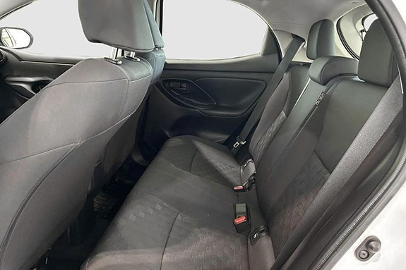 Toyota Yaris 9 of 12