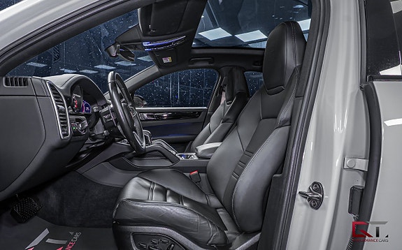 Porsche Cayenne 12 of 20