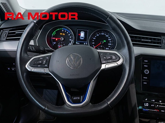 Volkswagen Passat 16 of 23