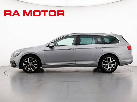 Volkswagen Passat 2 of 23