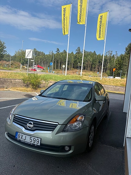 Nissan Altima 4 of 7