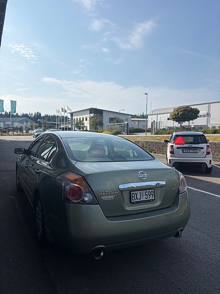 Nissan Altima 3 of 7