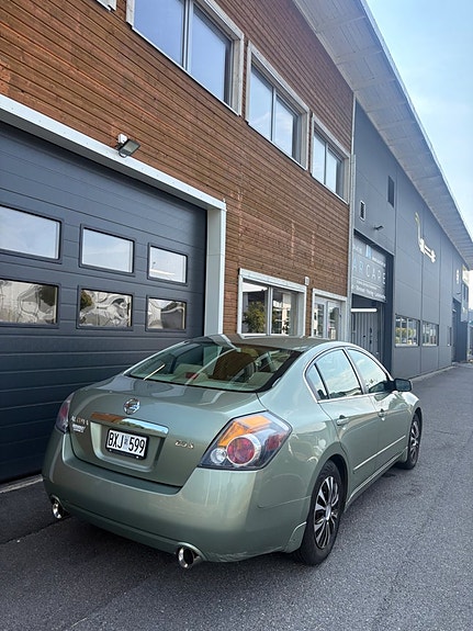 Nissan Altima 2 of 7