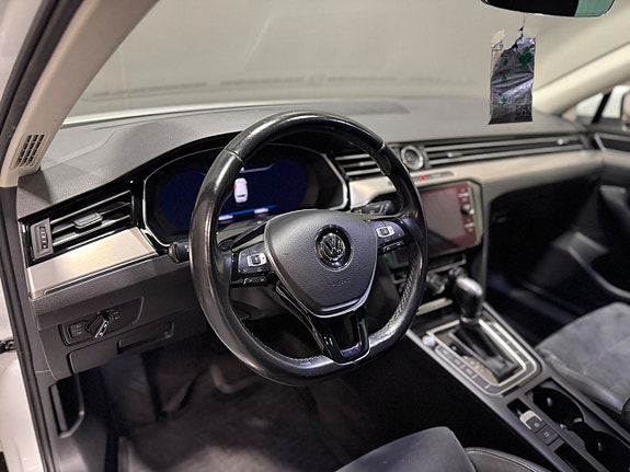 Volkswagen Passat 8 of 13