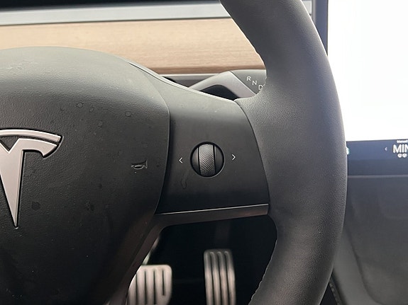 Tesla Model Y 14 of 30