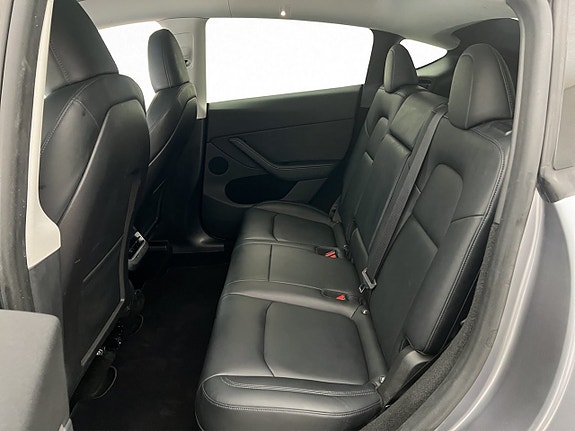 Tesla Model Y 28 of 30