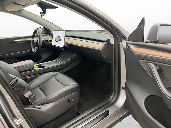 Tesla Model Y 27 of 30