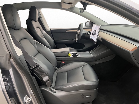 Tesla Model Y 26 of 30