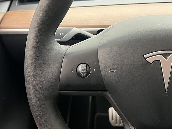 Tesla Model Y 13 of 30