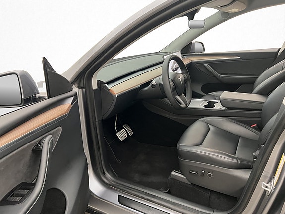 Tesla Model Y 10 of 30