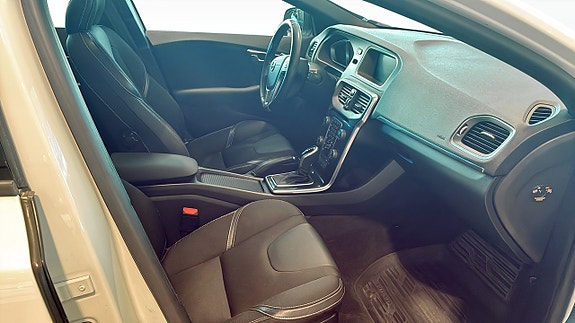 Volvo V40 3 of 12