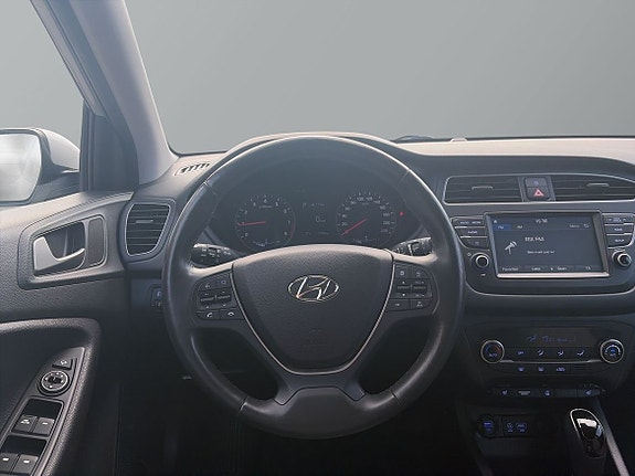 Hyundai i20 10 of 15