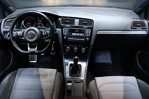 Volkswagen Golf VII 17 of 23